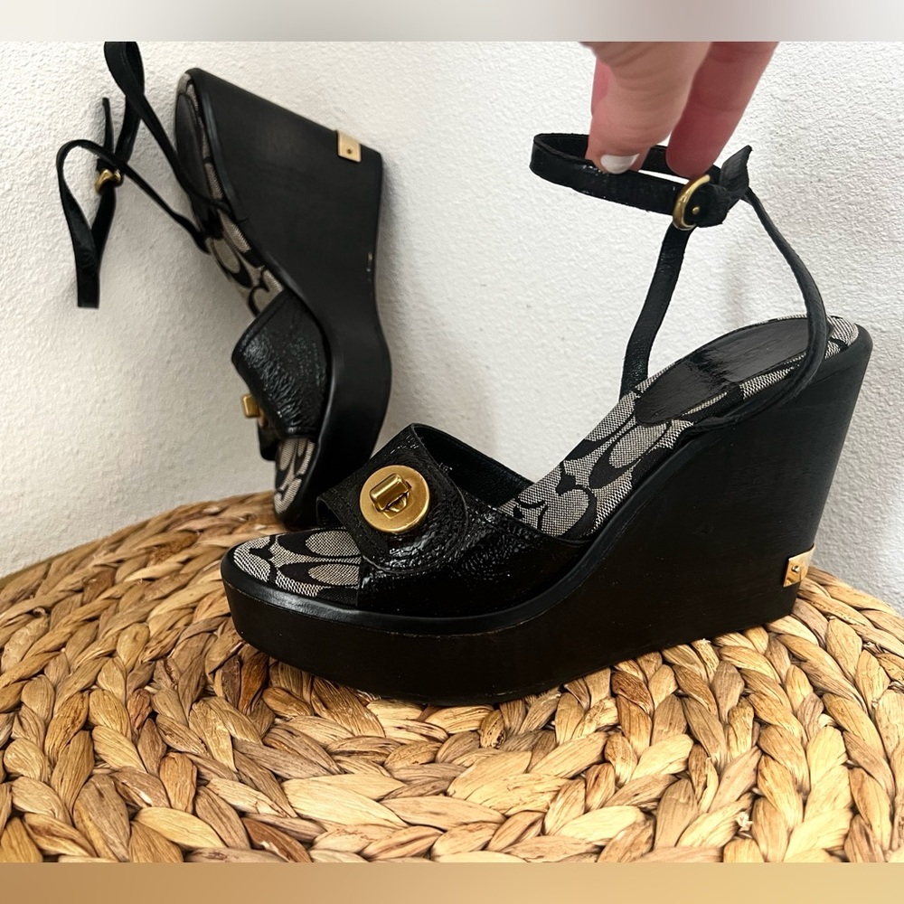 COACH sandal LOGO MAE SOFT PATENT WEDGE black shiny turnlock peep toe detail - Picture 3 of 5
